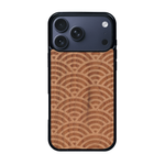 Coque de protection en bois véritable fabriquée en France pour iPhone 17 Pro Max baptisée "La Sinjak" avec un motif de gravure abstrait représentant la répétition d'un symbole wifi