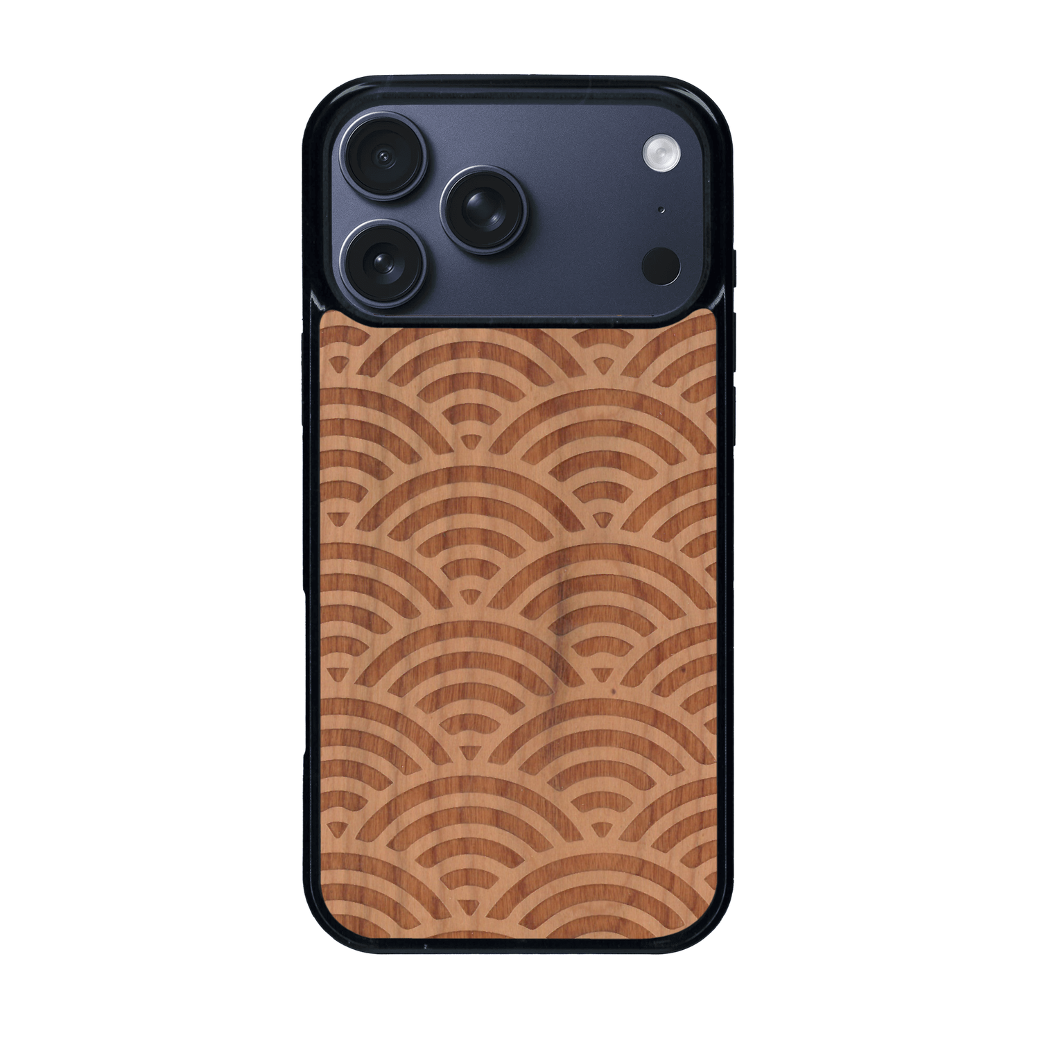 Coque de protection en bois véritable fabriquée en France pour iPhone 17 Pro Max baptisée "La Sinjak" avec un motif de gravure abstrait représentant la répétition d'un symbole wifi