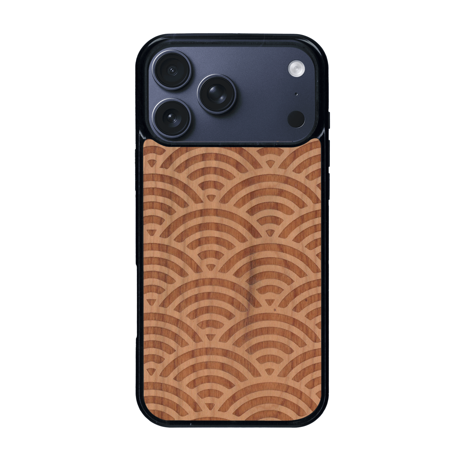 Coque de protection en bois véritable fabriquée en France pour iPhone 17 Pro Max baptisée "La Sinjak" avec un motif de gravure abstrait représentant la répétition d'un symbole wifi