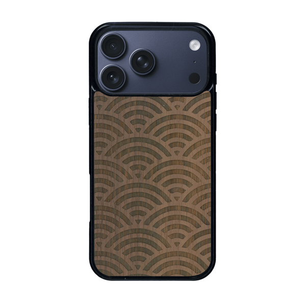 Coque de protection en bois véritable fabriquée en France pour iPhone 17 Pro Max baptisée "La Sinjak" avec un motif de gravure abstrait représentant la répétition d'un symbole wifi