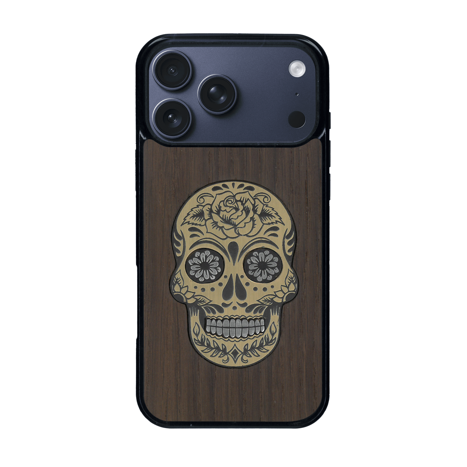 Coque de protection en bois véritable fabriquée en France pour iPhone 17 Pro Max alliant du chêne fumé avec du métal argenté et doré représentant une tête de mort mexicaine sur le thème Dia de los Muertos