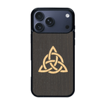 Coque de protection en bois véritable fabriquée en France pour iPhone 17 Pro Max alliant du chêne fumé et du bambou représentant une triquetra