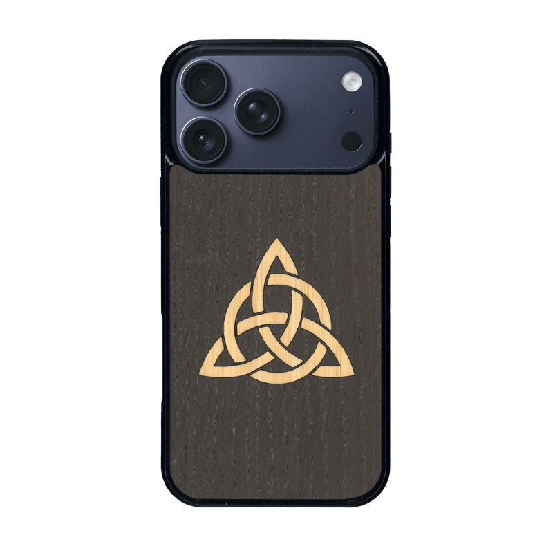 Coque de protection en bois véritable fabriquée en France pour iPhone 17 Pro Max alliant du chêne fumé et du bambou représentant une triquetra