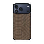 Coque de protection en bois véritable fabriquée en France pour iPhone 17 Pro Max avec un motif moderne et minimaliste sur le thème waves et wavy représentant les vagues de l'océan