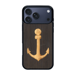 Coque de protection en bois véritable fabriquée en France pour iPhone 17 Pro Max sur le thème nautique avec un bois clair et un bois foncé représentant une ancre de bateau