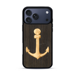 Coque de protection en bois véritable fabriquée en France pour  sur le thème nautique avec un bois clair et un bois foncé représentant une ancre de bateau
