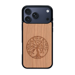 Coque de protection en bois véritable fabriquée en France pour iPhone 17 Pro Max sur le thème de la spiritualité et du yoga avec une gravure zen représentant un arbre de vie