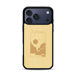 Coque de protection en bois véritable fabriquée en France pour  sur le thème du camping en pleine nature et du bivouac avec la phrase "Aventure is out there"