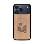 Coque de protection en bois véritable fabriquée en France pour  sur le thème du camping en pleine nature et du bivouac avec la phrase "Aventure is out there"