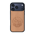 Coque de protection en bois véritable fabriquée en France pour iPhone 17 Pro Max sur le thème du camping en pleine nature et du bivouac avec la phrase "Aventure is out there"
