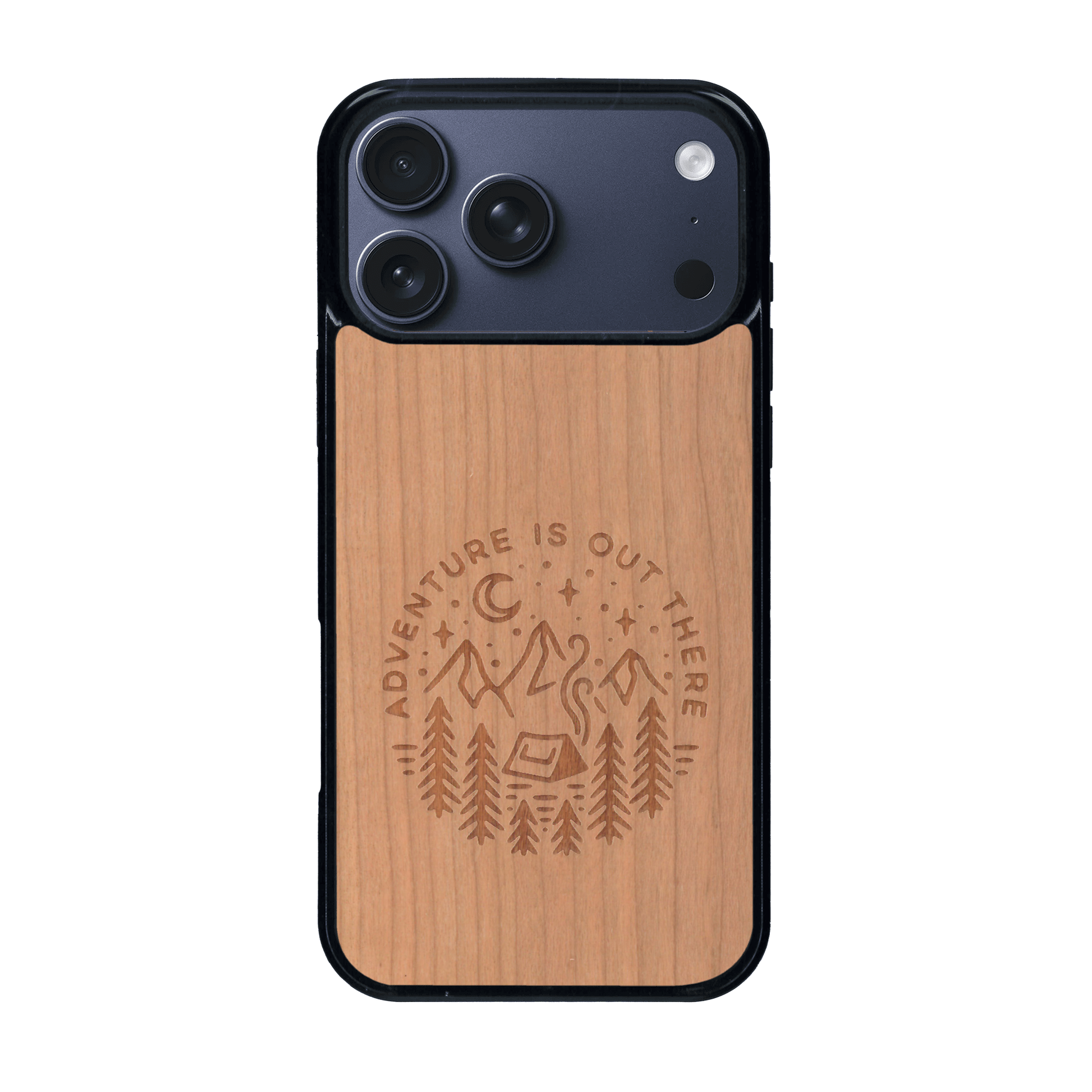 Coque de protection en bois véritable fabriquée en France pour iPhone 17 Pro Max sur le thème du camping en pleine nature et du bivouac avec la phrase "Aventure is out there"