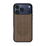 Coque de protection en bois véritable fabriquée en France pour iPhone 17 Pro Max sur le thème du camping en pleine nature et du bivouac avec la phrase "Aventure is out there"