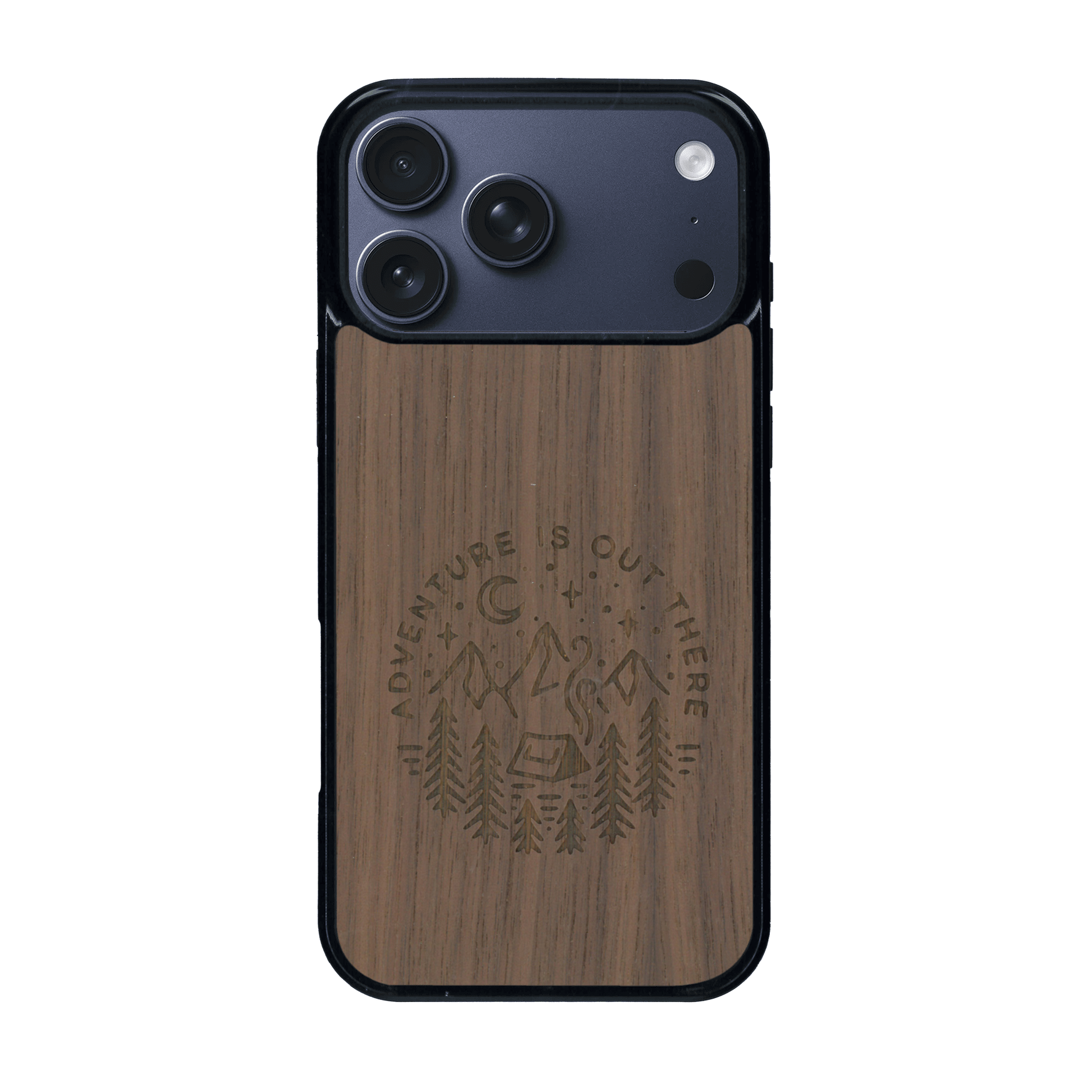 Coque de protection en bois véritable fabriquée en France pour iPhone 17 Pro Max sur le thème du camping en pleine nature et du bivouac avec la phrase "Aventure is out there"