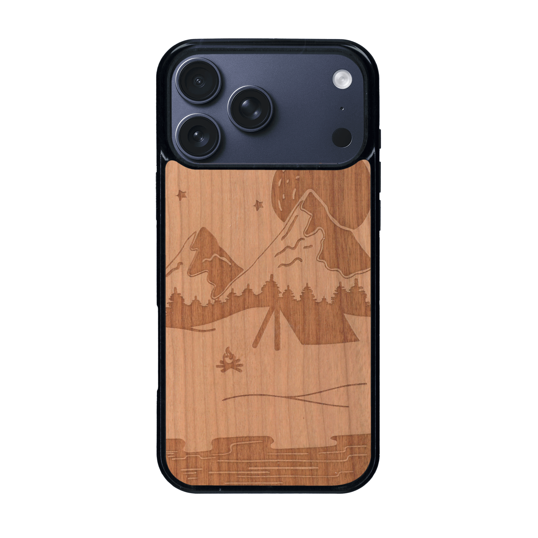 Coque de protection en bois véritable fabriquée en France pour iPhone 17 Pro Max sur le thème du camping en pleine nature représentant une tente avec un feu de camp entouré de montagnes