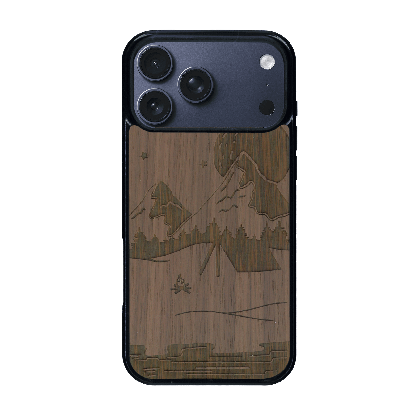 Coque de protection en bois véritable fabriquée en France pour iPhone 17 Pro Max sur le thème du camping en pleine nature représentant une tente avec un feu de camp entouré de montagnes
