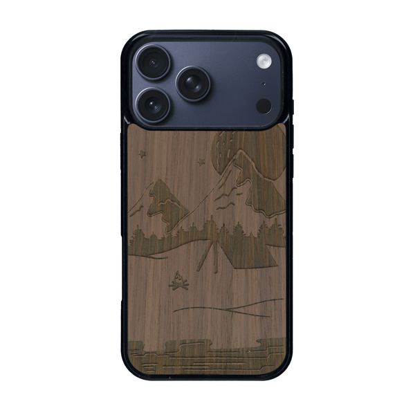 Coque de protection en bois véritable fabriquée en France pour iPhone 17 Pro Max sur le thème du camping en pleine nature représentant une tente avec un feu de camp entouré de montagnes