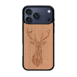 Coque de protection en bois véritable fabriquée en France pour iPhone 17 Pro Max sur le thème de la nature et des animaux représentant une tête de cerf gométrique avec un design moderne et minimaliste