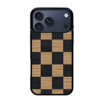 Coque de protection en bois véritable fabriquée en France pour iPhone 17 Pro Max alliant plusieurs essences de bois pour représenter un damier