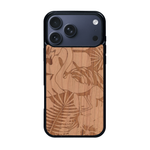 Coque de protection en bois véritable fabriquée en France pour iPhone 17 Pro Max sur le thème de la nature et des animaux représentant un flamant rose entre des fougères