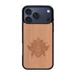 Coque de protection en bois véritable fabriquée en France pour iPhone 17 Pro Max sur le thème de la nature et du yoga avec une gravure zen représentant une fleur de lotus