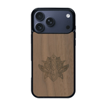 Coque de protection en bois véritable fabriquée en France pour iPhone 17 Pro Max sur le thème de la nature et du yoga avec une gravure zen représentant une fleur de lotus