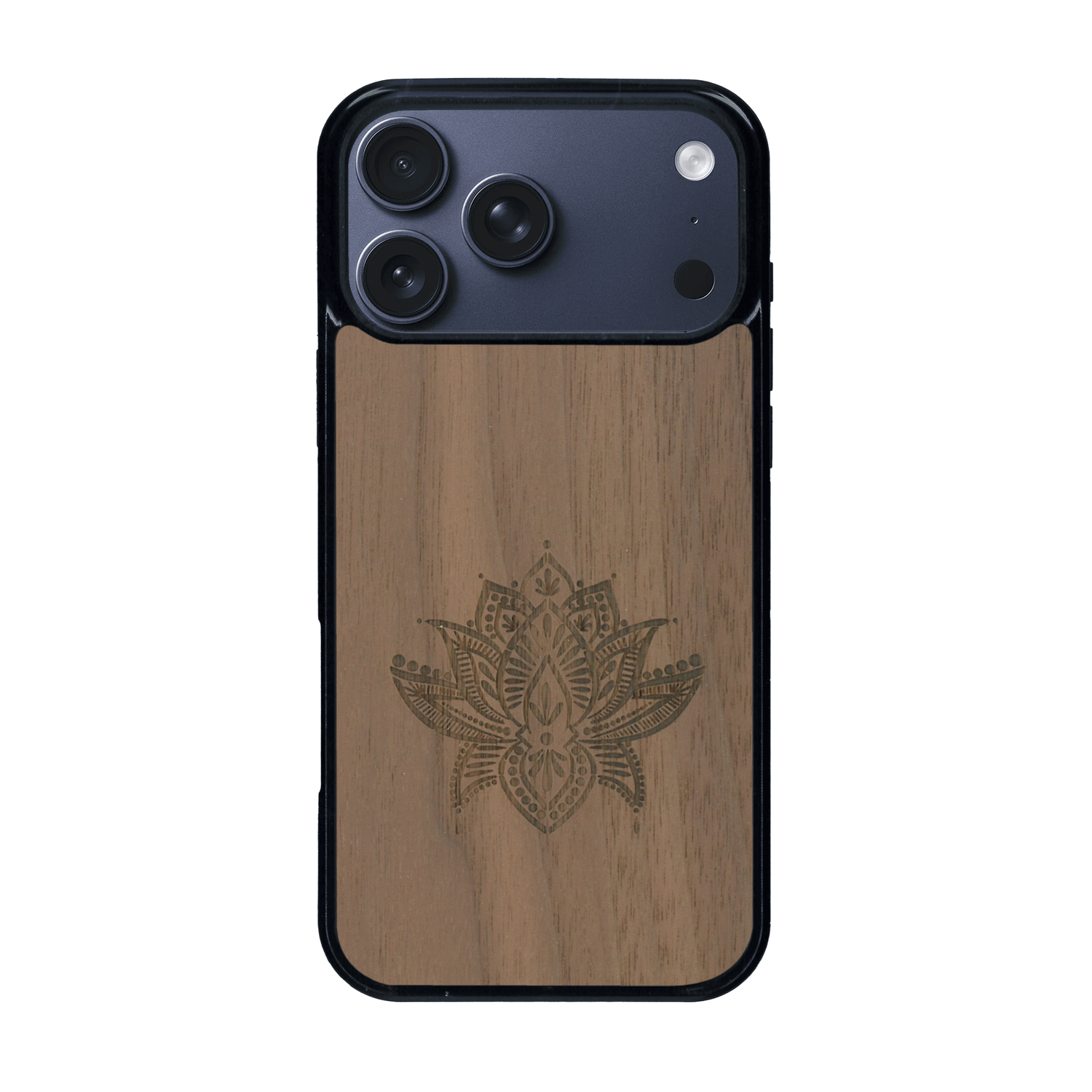 Coque de protection en bois véritable fabriquée en France pour iPhone 17 Pro Max sur le thème de la nature et du yoga avec une gravure zen représentant une fleur de lotus