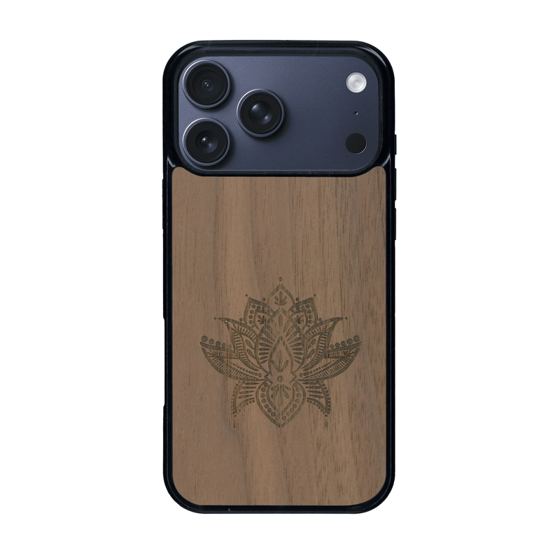 Coque de protection en bois véritable fabriquée en France pour iPhone 17 Pro Max sur le thème de la nature et du yoga avec une gravure zen représentant une fleur de lotus