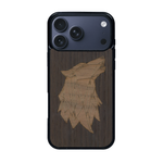 Coque de protection en bois véritable fabriquée en France pour iPhone 17 Pro Max alliant du chêne fumé et du noyer représentant une tête de loup géométrique de profil sur le thème des animaux et de la nature