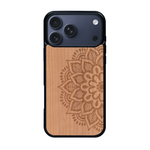 Coque de protection en bois véritable fabriquée en France pour iPhone 17 Pro Max sur le thème de la bohème et du tatouage au henné avec une gravure représentant un mandala