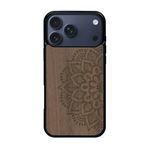 Coque de protection en bois véritable fabriquée en France pour iPhone 17 Pro Max sur le thème de la bohème et du tatouage au henné avec une gravure représentant un mandala