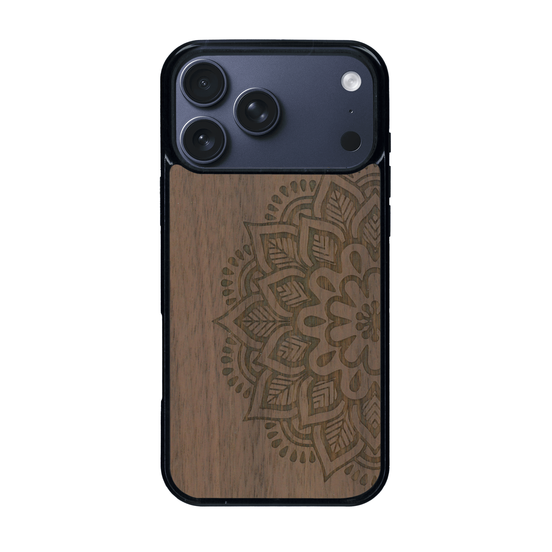 Coque de protection en bois véritable fabriquée en France pour iPhone 17 Pro Max sur le thème de la bohème et du tatouage au henné avec une gravure représentant un mandala