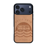 Coque de protection en bois véritable fabriquée en France pour iPhone 17 Pro Max sur le thème des voyages en vans, vanlife et chill avec une gravure représentant un van vw combi devant le soleil couchant sur une plage avec des vagues