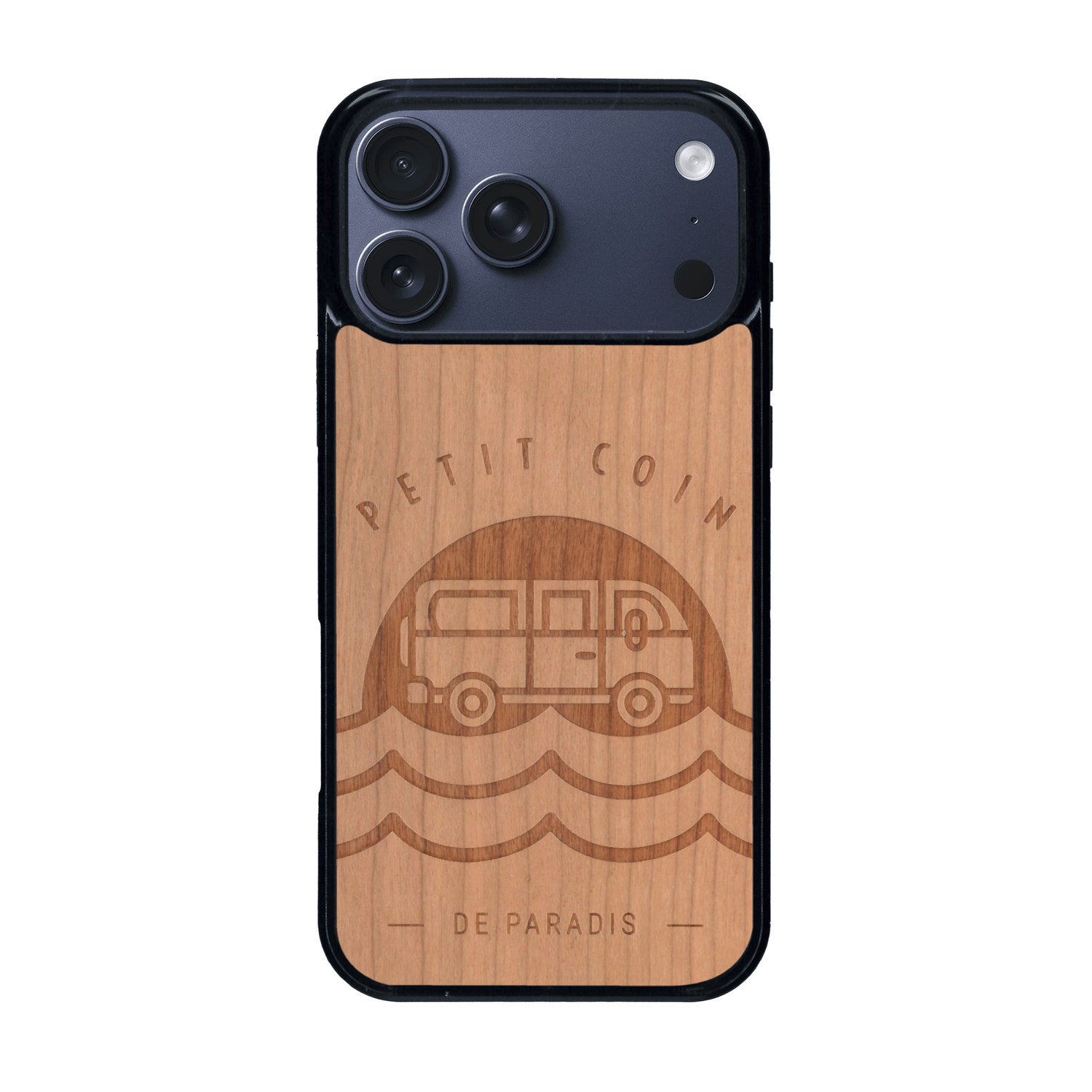 Coque de protection en bois véritable fabriquée en France pour iPhone 17 Pro Max sur le thème des voyages en vans, vanlife et chill avec une gravure représentant un van vw combi devant le soleil couchant sur une plage avec des vagues