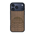 Coque de protection en bois véritable fabriquée en France pour iPhone 17 Pro Max sur le thème des voyages en vans, vanlife et chill avec une gravure représentant un van vw combi devant le soleil couchant sur une plage avec des vagues