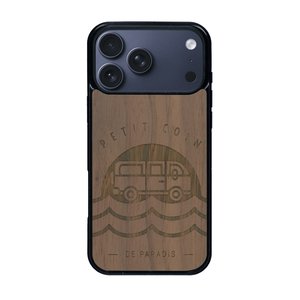Coque de protection en bois véritable fabriquée en France pour iPhone 17 Pro Max sur le thème des voyages en vans, vanlife et chill avec une gravure représentant un van vw combi devant le soleil couchant sur une plage avec des vagues