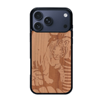 Coque de protection en bois véritable fabriquée en France pour iPhone 17 Pro Max sur le thème de la nature et des animaux représentant un tigre dans la jungle entre des fougères
