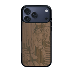 Coque de protection en bois véritable fabriquée en France pour iPhone 17 Pro Max sur le thème de la nature et des animaux représentant un tigre dans la jungle entre des fougères