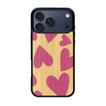 Coque de protection en bois véritable fabriquée en France pour iPhone 17 Pro Max alliant plusieurs essences de bois pour représenter des coeurs pour les amoureux
