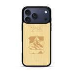 Coque de protection en bois véritable fabriquée en France pour  sur le thème de la nature et des arbres avec une gravure représentant une pomme de pin et la phrase "made by nature"