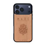 Coque de protection en bois véritable fabriquée en France pour iPhone 17 Pro Max sur le thème de la nature et des arbres avec une gravure représentant une pomme de pin et la phrase "made by nature"