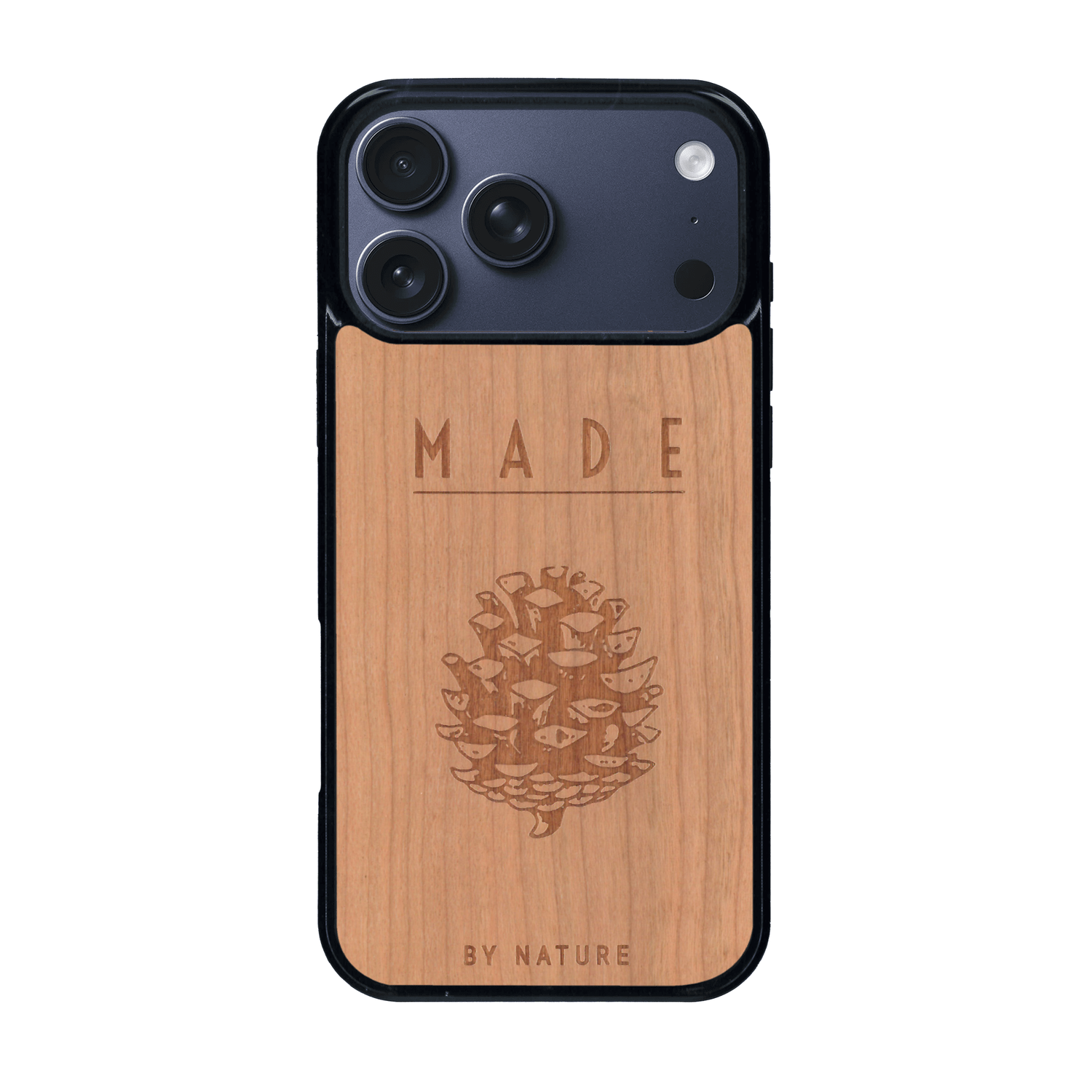 Coque de protection en bois véritable fabriquée en France pour iPhone 17 Pro Max sur le thème de la nature et des arbres avec une gravure représentant une pomme de pin et la phrase "made by nature"