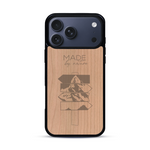 Coque de protection en bois véritable fabriquée en France pour  sur le thème de la nature et des arbres avec une gravure représentant une pomme de pin et la phrase "made by nature"