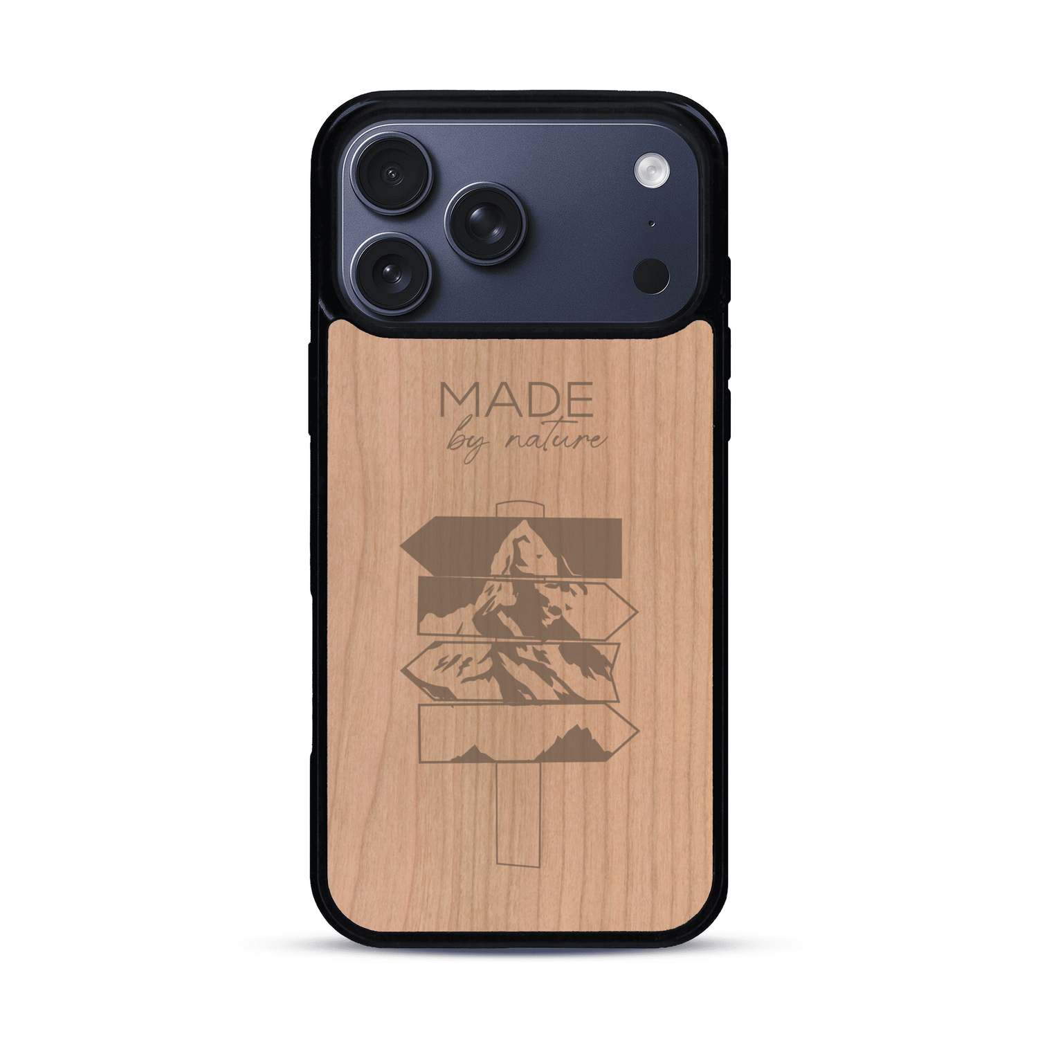 Coque de protection en bois véritable fabriquée en France pour  sur le thème de la nature et des arbres avec une gravure représentant une pomme de pin et la phrase "made by nature"