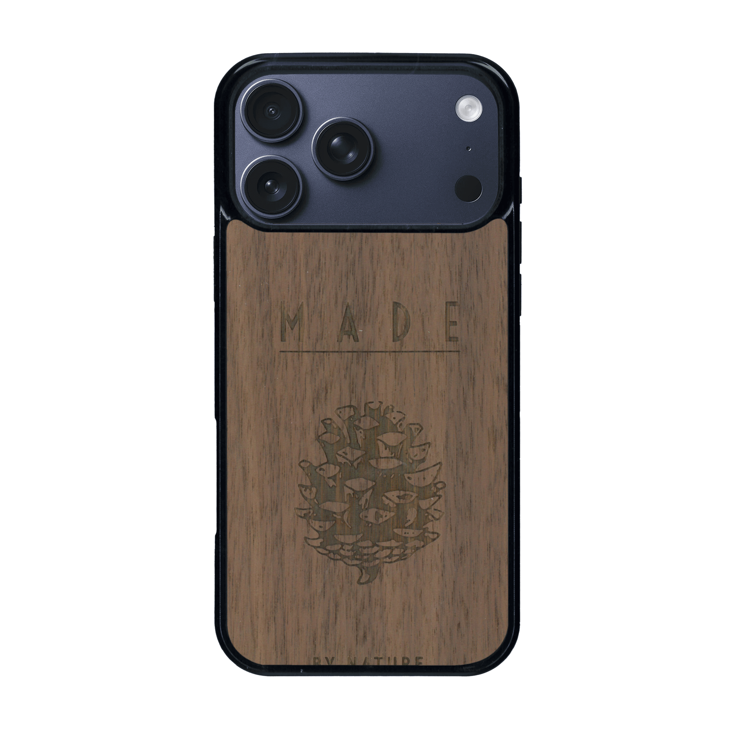 Coque de protection en bois véritable fabriquée en France pour iPhone 17 Pro Max sur le thème de la nature et des arbres avec une gravure représentant une pomme de pin et la phrase "made by nature"