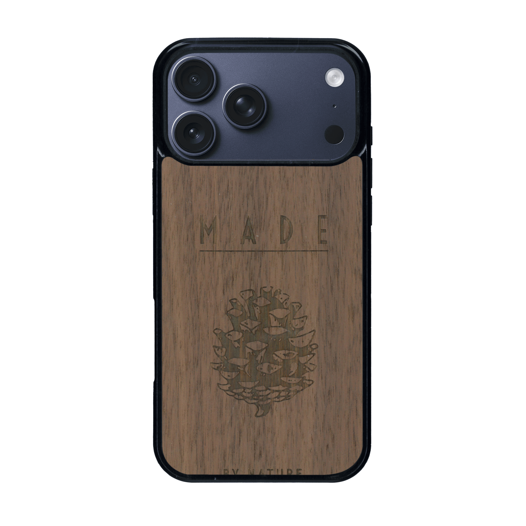 Coque de protection en bois véritable fabriquée en France pour iPhone 17 Pro Max sur le thème de la nature et des arbres avec une gravure représentant une pomme de pin et la phrase "made by nature"