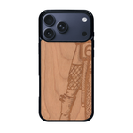 Coque de protection en bois véritable fabriquée en France pour iPhone 17 Pro Max représentant une vue de face d'une femme sur une moto vintage dessinée à la main par l'artiste Maud Dabs