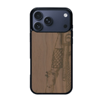 Coque de protection en bois véritable fabriquée en France pour iPhone 17 Pro Max représentant une vue de face d'une femme sur une moto vintage dessinée à la main par l'artiste Maud Dabs