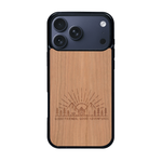 Coque de protection en bois véritable fabriquée en France pour iPhone 17 Pro Max sur le thème chill et nature avec un motif représentant un levé de soleil sur un paysage de montagne avec des sapins et un chalet et la phrase "Good friends, good adventure"