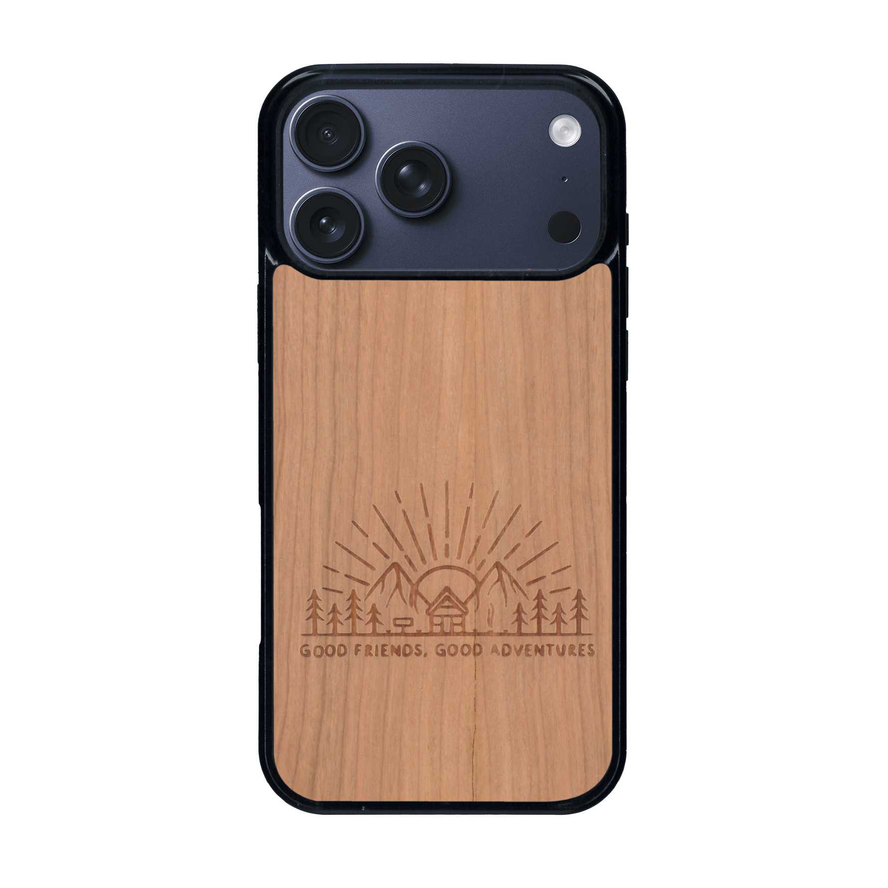 Coque de protection en bois véritable fabriquée en France pour iPhone 17 Pro Max sur le thème chill et nature avec un motif représentant un levé de soleil sur un paysage de montagne avec des sapins et un chalet et la phrase "Good friends, good adventure"