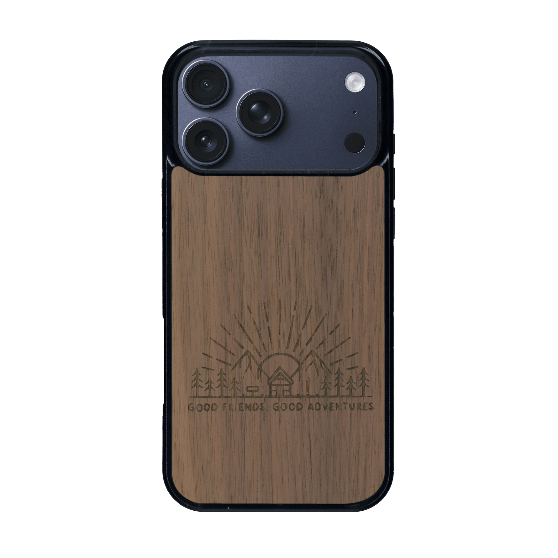 Coque de protection en bois véritable fabriquée en France pour iPhone 17 Pro Max sur le thème chill et nature avec un motif représentant un levé de soleil sur un paysage de montagne avec des sapins et un chalet et la phrase "Good friends, good adventure"